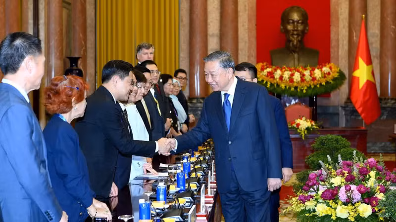 El secretario general del Partido Comunista y presidente de Vietnam, To Lam, recibe a los delegados participantes en el Foro del Futuro de la Asean.