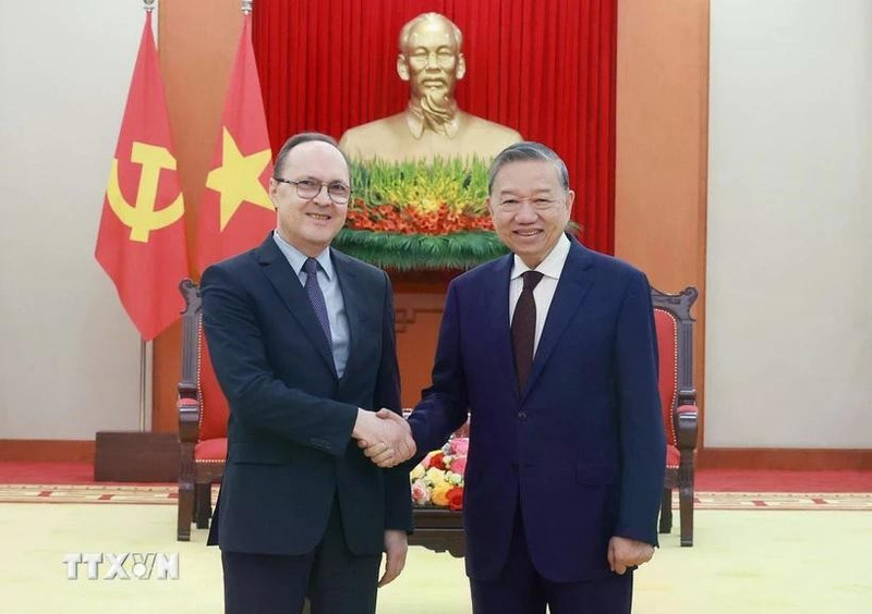El secretario general del Partido Comunista de Vietnam, To Lam (derecha), recibe al embajador ruso, Gennady Bezdetko. (Foto: VNA)