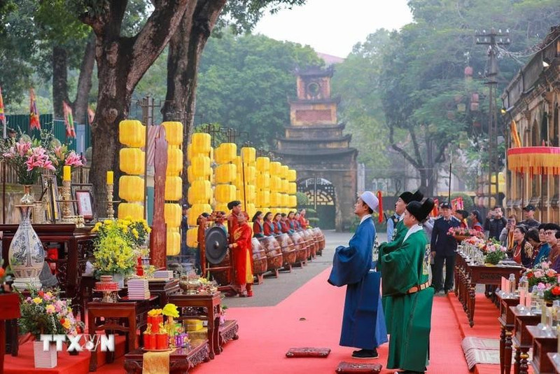 Recreación del Tien Lich (ceremonia de presentación del calendario), un importante ritual de fin de año en el que la corte real presentaba al rey el nuevo calendario para el año siguiente (Foto: VNA)