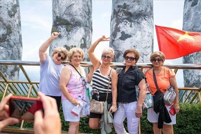 Turistas extranjeros en el Puente Dorado en la ciudad costera vietnamita de Da Nang. (Fuente: VNA) 