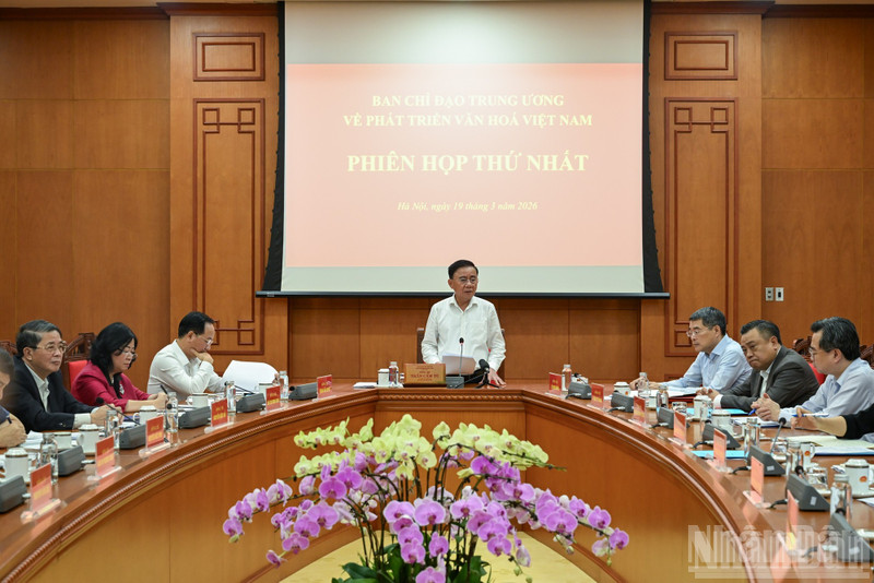 El miembro permanente del Secretariado del Comité Central del Partido Comunista de Vietnam, Tran Cam Tu, toma la palabra en la reunión.