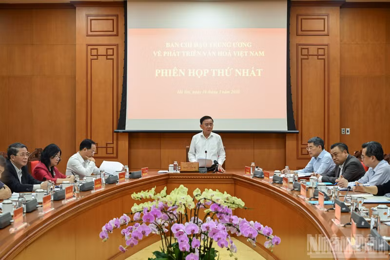 El miembro permanente del Secretariado del Comité Central del Partido Comunista de Vietnam, Tran Cam Tu, toma la palabra en la reunión.