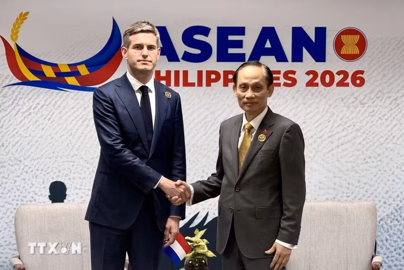 El canciller vietnamita Le Hoai Trung y su homólogo neerlandés, Tom Berendsen (Fuente: VNA)