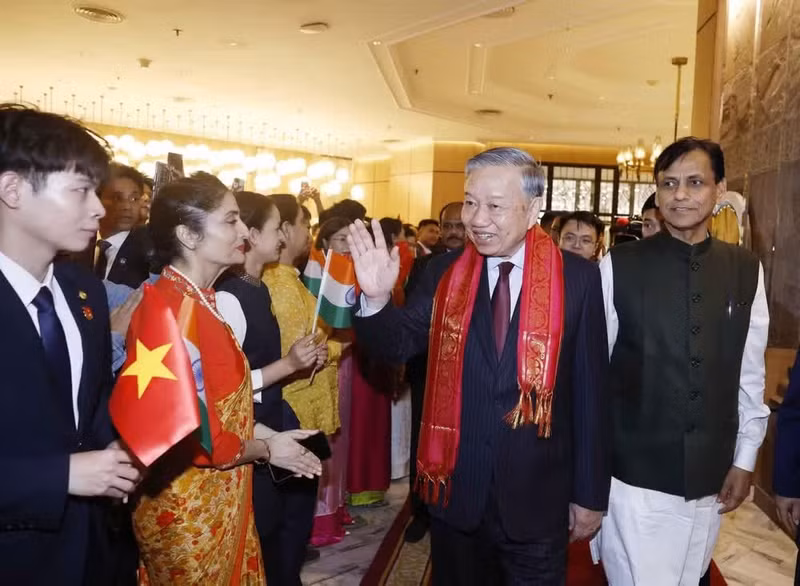 Representantes de la comunidad vietnamita y de la Embajada de Vietnam en la India dan la bienvenida al secretario general y presidente To Lam. (Foto: VNA)