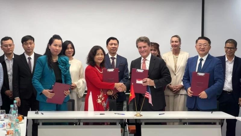 Los dirigentes de la Asociación de Minoristas de Vietnam (AVR) y la Asociación Nacional de Tiendas de Conveniencia de los Estados Unidos (NACS) firman el Memorando de Entendimiento para la etapa 2026-2030.