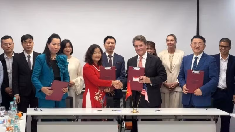 Los dirigentes de la Asociación de Minoristas de Vietnam (AVR) y la Asociación Nacional de Tiendas de Conveniencia de los Estados Unidos (NACS) firman el Memorando de Entendimiento para la etapa 2026-2030.