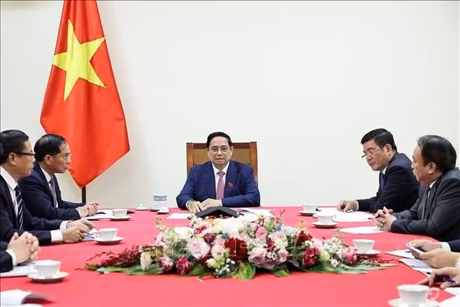 El primer ministro de Vietnam, Pham Minh Chinh, sostiene una conversación telefónica con Alexey Likhachev, director general de la Corporación Estatal Rosatom de Rusia. (Foto: VNA)