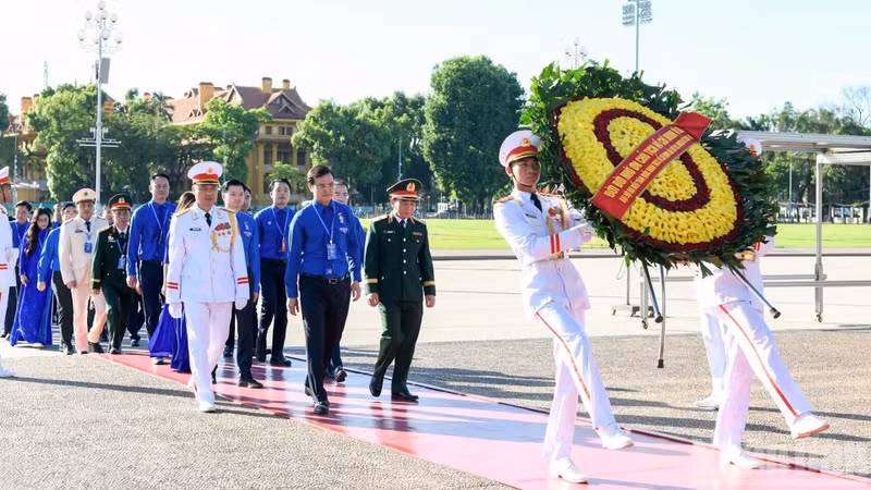 Los delegados rinden homenaje al Presidente Ho Chi Minh.