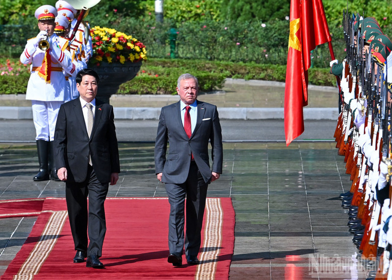 El presidente de Vietnam, Luong Cuong, recibe al Rey de Jordania, Abdullah II bin Al Hussein. 