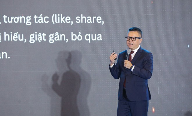 Le Quoc Minh, vicepresidente de la Comisión de Propaganda y Movilización del Comité Central del Partido Comunista, presidente-editor del periódico Nhan Dan (Pueblo) y presidente de la Asociación de Periodistas de Vietnam, interviene en la sesión (Foto: VNA)