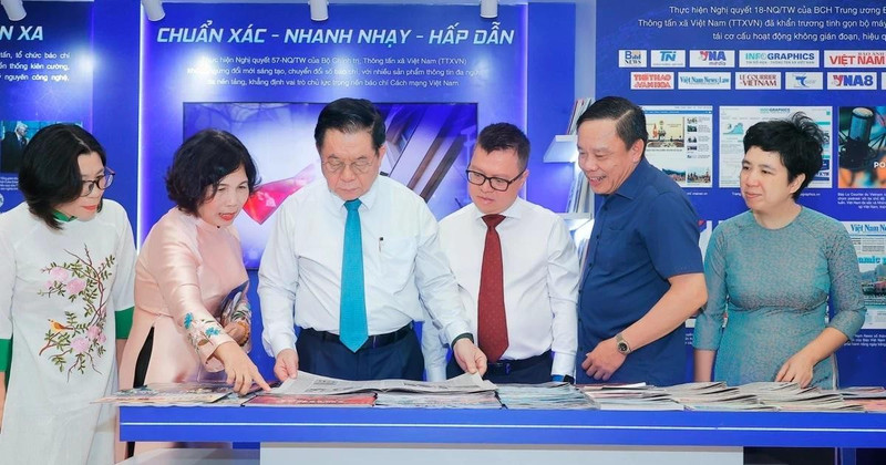 Nguyen Trong Nghia (tercero desde izquierda), miembro del Buró Político, secretario del Comité Central del Partido Comunista de Vietnam y jefe de su Comisión de Información, Educación y Movilización de Masas, visita el stand de la Agencia vietnamita de Noticias (Fuente: VNA)