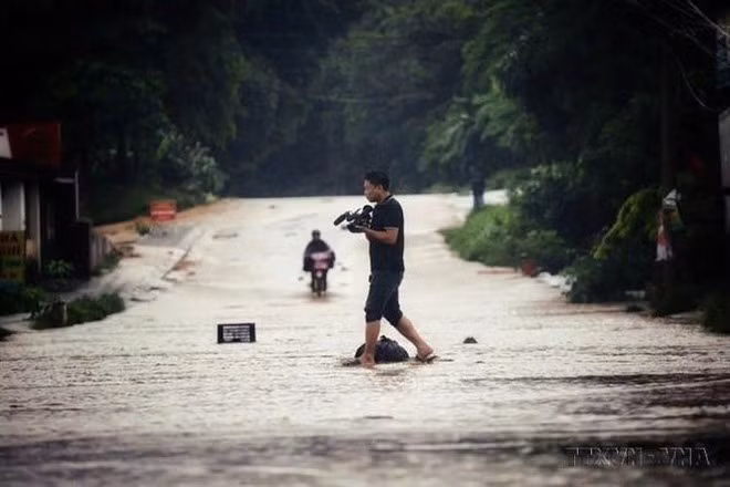 El ciclo 3 (septiembre de 2024) ha afectado gravemente las provincias del norte. Reporteros de la VNA han arriesgado sus vidas para estar presentes en los puntos críticos y proporcionar de manera oportuna información y fotos. Foto: VNA