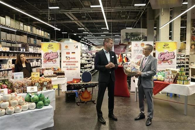 El embajador de Hanoi en Berlín, Vu Quang Minh, y Marco Berger, director ejecutivo de cadena de supermercados Selgros. (Fuente: VNA) 