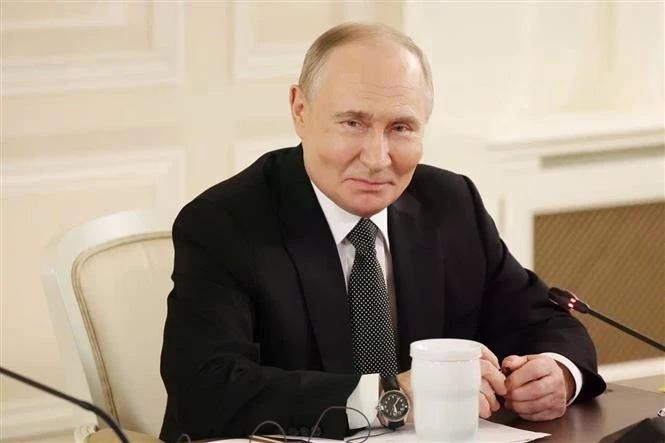 El presidente ruso, Vladímir Putin, en la reunión con jefes de delegaciones de las agencias de noticias OANA y representantes de importantes agencias de medios de comunicación de todo el mundo. (Foto: VNA)