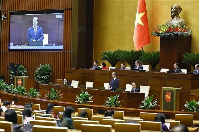 El ministro de Educación y Formación, Nguyen Kim Son, responde a las preguntas de los diputados. (Foto: VNA) 