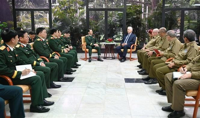 El General Nguyen Tan Cuong, jefe del Estado Mayor General y viceministro de Defensa fue recibido por el presidente de Cuba, Miguel Díaz-Canel Bermúdez (Fuente: VNA) 