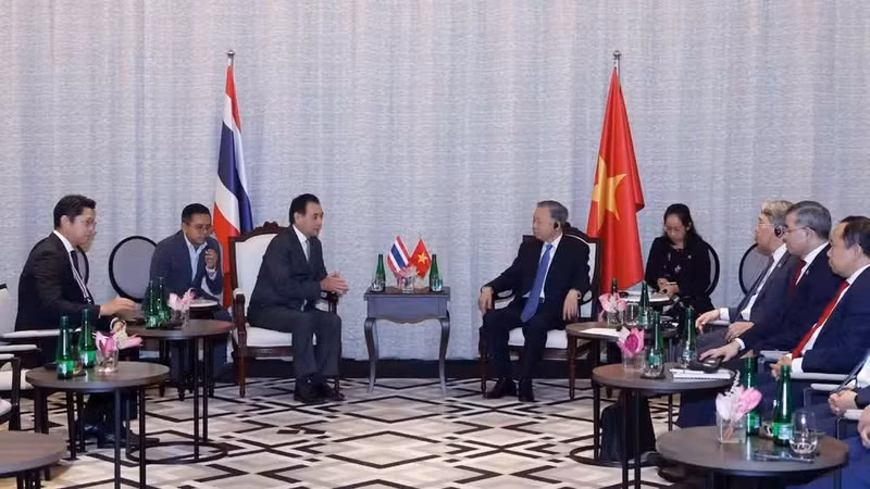 El secretario general del Partido Comunista y presidente de Vietnam, To Lam, recibe a Sarath Ratanavadi, director y vicepresidente de la junta directiva y director ejecutivo del Grupo Gulf. (Foto: VNA)