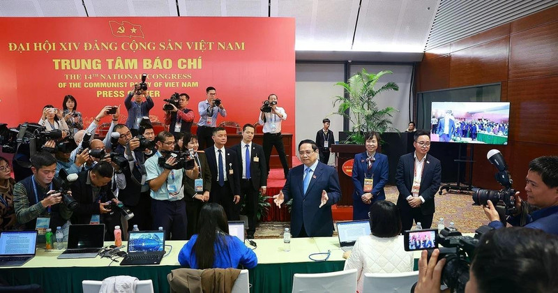 El primer ministro Pham Minh Chinh visita el Centro de Prensa del XIV Congreso Nacional del Partido Comunista de Vietnam. (Foto: VNA)