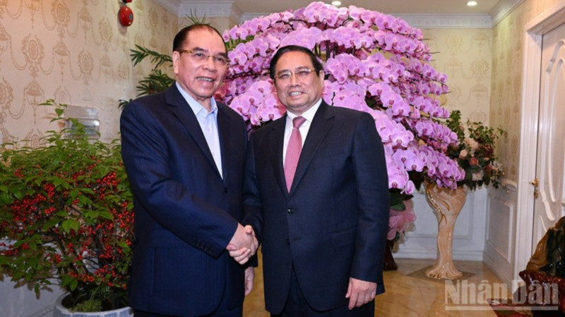 El primer ministro Pham Minh Chinh felicita al ex secretario general del Partido Comunista de Vietnam Nong Duc Manh.