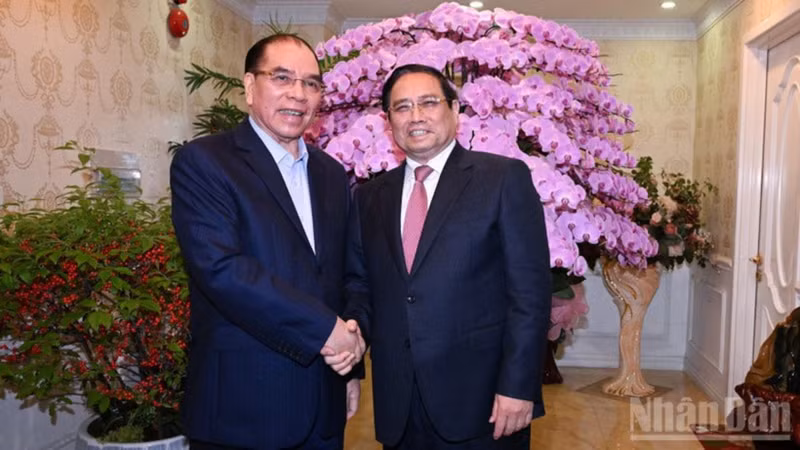 El primer ministro Pham Minh Chinh felicita al ex secretario general del Partido Comunista de Vietnam Nong Duc Manh.