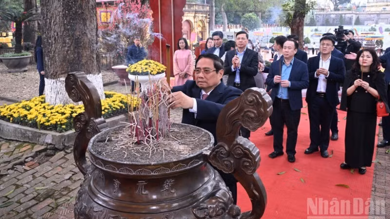 El primer ministro de Vietnam, Pham Minh Chinh, ofrece incienso en el Palacio Kinh Thien.