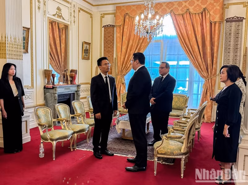 El encargado de negocios interino de la Embajada de Vietnam en Francia, Pham Quang Anh, expresa sus condolencias al embajador laosiano, Kalamoungkhoun Souphanouvong, por el fallecimiento de Saysomphone Phomvihane. (Foto: Khai Hoan).