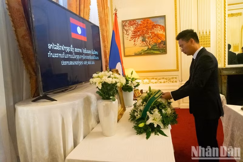 La delegación de la embajada y de las agencias de representación de Vietnam en Francia deposita una ofrenda floral en homenaje al presidente de la Asamblea Nacional de Laos, Saysomphone Phomvihane. (Foto: Trung Hung).