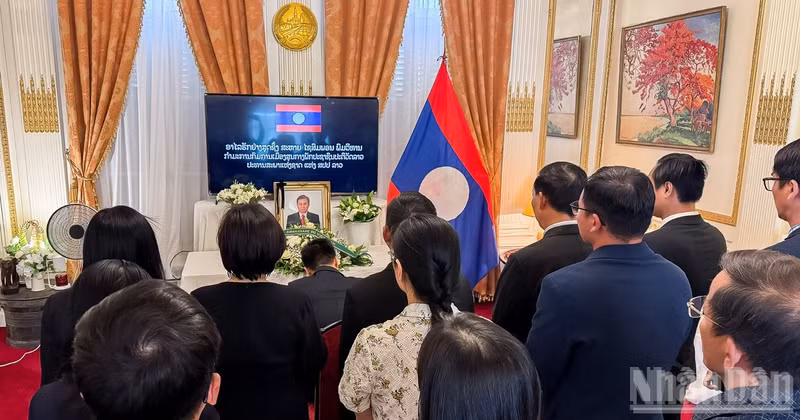 El encargado de negocios interino de la Embajada de Vietnam en Francia, Pham Quang Anh, rinde homenaje a Saysomphone Phomvihane. (Foto: Trung Hung).