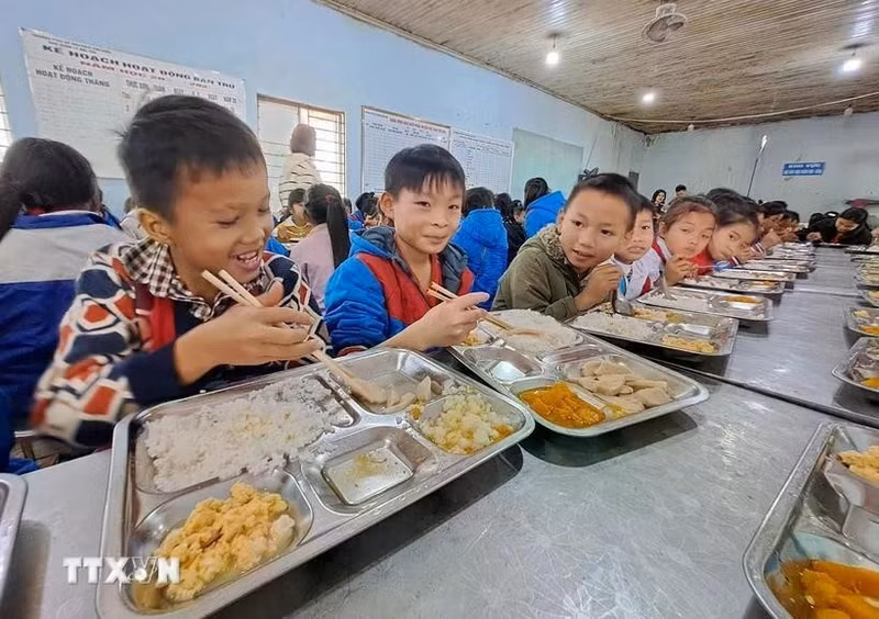Alumnos del internado de primaria y secundaria Xin Chai para minorías étnicas, en el distrito de Vi Xuyen, provincia de Ha Giang. (Foto: VNA)