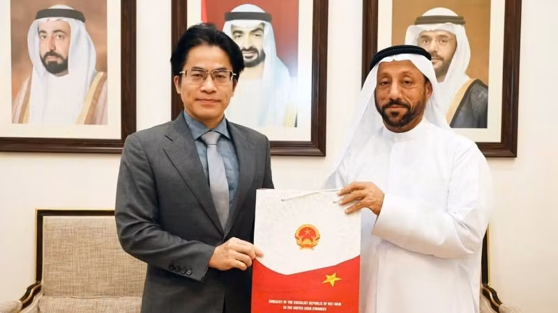 El embajador vietnamita en Emiratos Árabes Unidos, Nguyen Thanh Diep y el presidente de la Cámara de Comercio e Industria de Sharjah, Abdalla Sultan Al Owais.