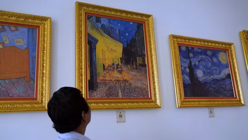 Visitantes contemplan pinturas famosas del mundo.
