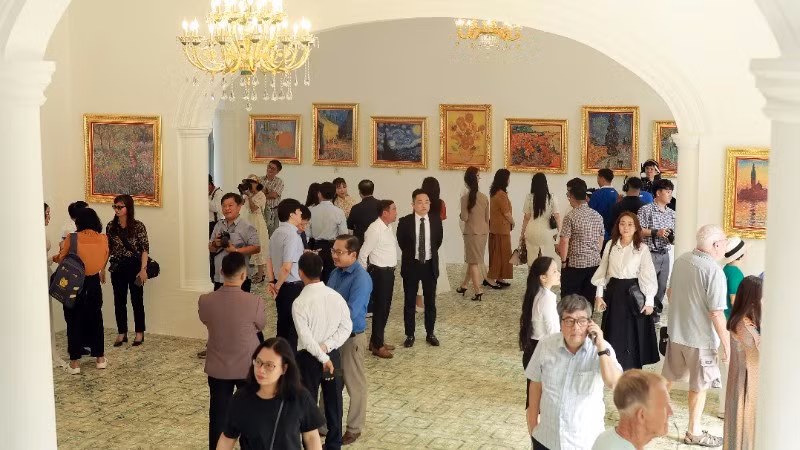 Vecinos de Vung Tau visitan la exposición.