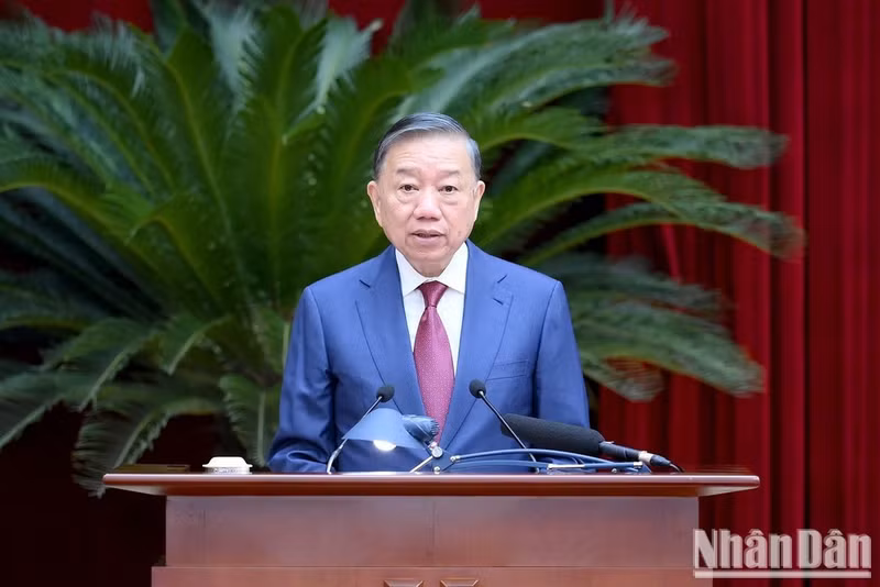 El secretario general del Partido Comunista de Vietnam y presidente del país, To Lam, pronuncia un discurso en el III Pleno del Comité Central del Partido Comunista de Vietnam.