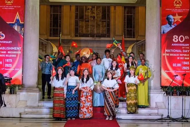 Actuación de trajes de Ao Dai y Capulana en la celebración. (Foto: VNA)