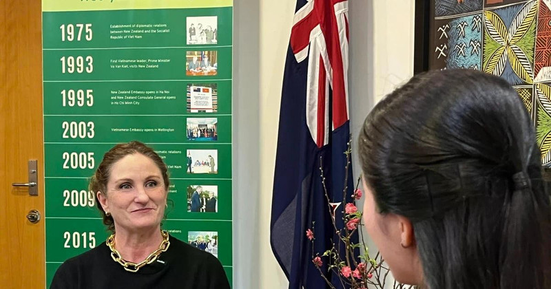 La embajadora de Wellington en Hanói, Caroline Rachel Beresford, responde a la entrevista. (Foto: VNA)