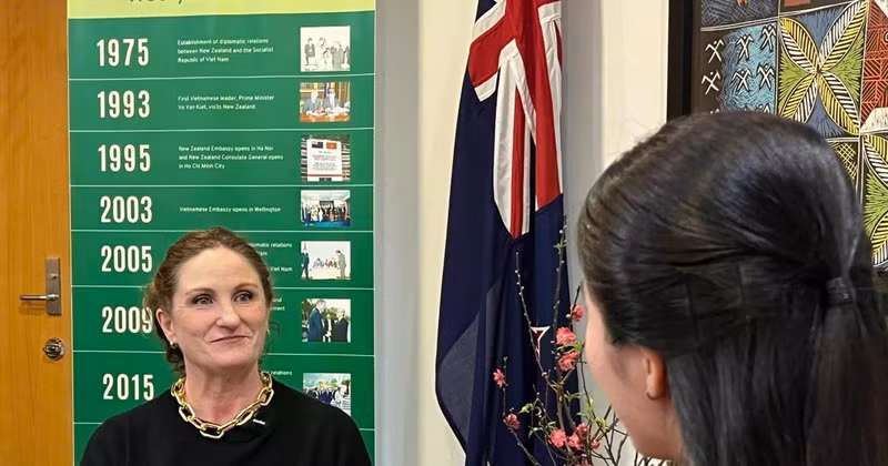 La embajadora de Wellington en Hanói, Caroline Rachel Beresford, responde a la entrevista. (Foto: VNA)