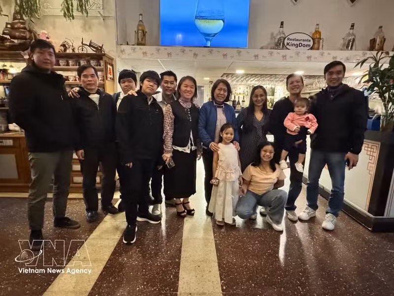 La embajadora de Vietnam en Argentina, Ngo Minh Nguyet, se reúne con los compatriotas residentes en Posadas. (Foto: VNA)
