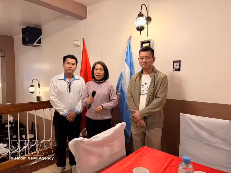 La embajadora de Vietnam en Argentina, Ngo Minh Nguyet, habla en el encuentro. (Foto: VNA)