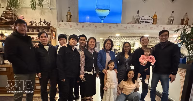 La embajadora de Vietnam en Argentina, Ngo Minh Nguyet, se reúne con los compatriotas residentes en Posadas. (Foto: VNA)