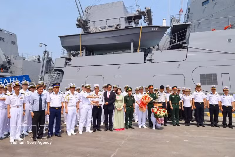 El 2 de abril 2026, la fragata Asahi de la Fuerza Marítima de Autodefensa de Japón, encabezada por el primer coronel Jio Takemasa, comandante del Escuadrón de Fragatas número 2, llegó al puerto de Tien Sa para iniciar una visita de amistad a la ciudad vietnamita de Da Nang. (Foto: VNA)
