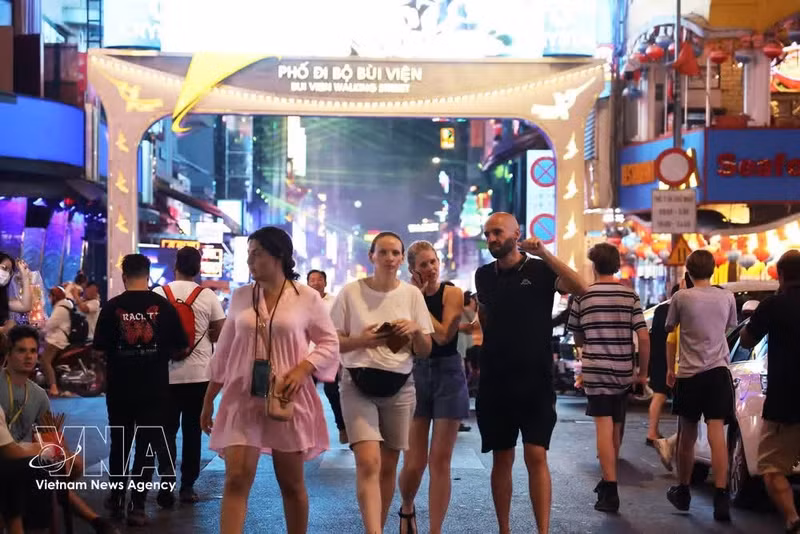 Turistas extranjeros pasean por la calle Bui Vien, en el barrio de Ben Thanh, Ciudad Ho Chi Minh. (Foto: VNA)