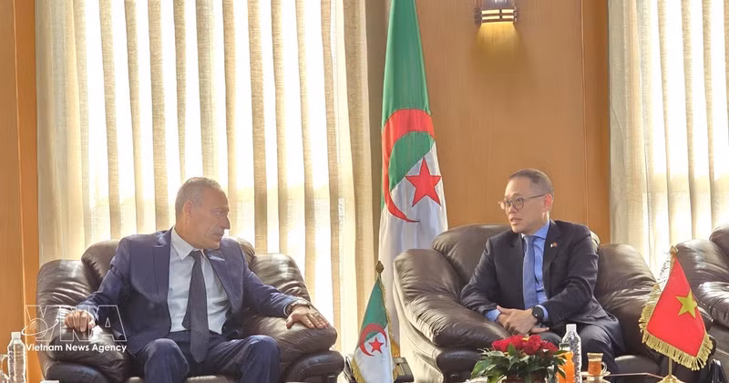 El embajador de Vietnam en Argelia, Tran Quoc Khanh, se reúne con el gobernador de Annaba, Abdelkrim Lamouri. (Foto: VNA)
