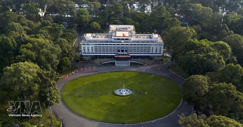 El Palacio de la Independencia, un sitio histórico nacional especial y testimonio de los acontecimientos del 30 de abril de 1975, destaca en medio del paisaje verde. (Foto: VNA)