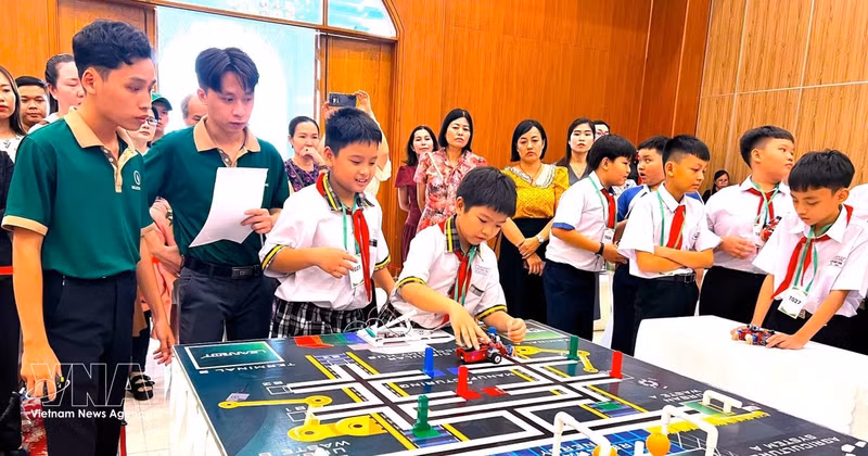 Los alumnos de primaria de Can Tho participan en competiciones de programación de robots que se desarrollan completamente en inglés. (Foto: VNA)