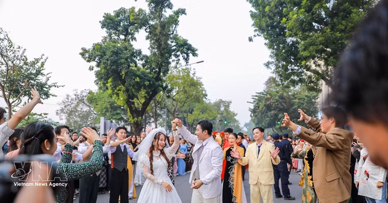 En el Festival de la Felicidad de Vietnam 2025, Vietnam Happy Fest, en la zona peatonal del lago Hoan Kiem, Hanói. (Foto: VNA)