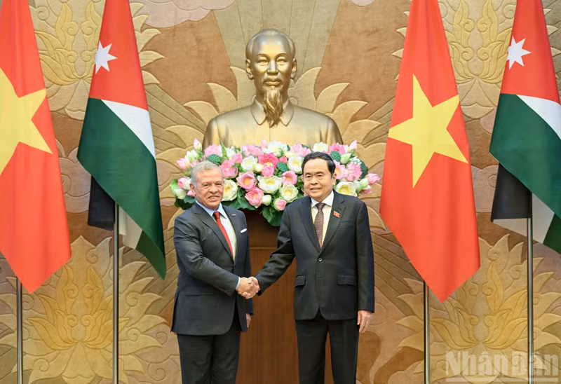El presidente de la Asamblea Nacional de Vietnam, Tran Thanh Man, y el rey jordano, Abdalá II Ibn Al Hussein.
