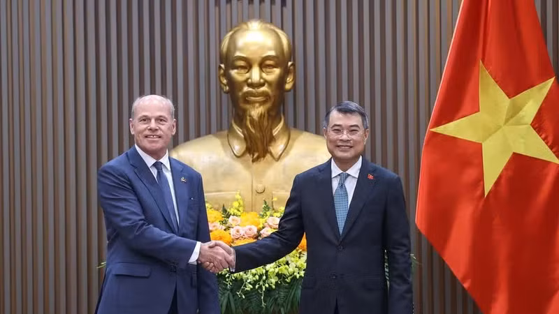 El primer ministro de Vietnam, Le Minh Hung, recibe al embajador de Canadá en Hanói, Jim Nickel.