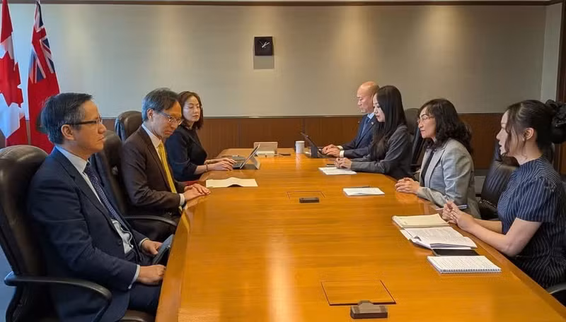 La viceministra Phan Thi Thang sostiene una reunión de trabajo con el senador Yuen Pau Woo. (Foto: Nhan Dan)