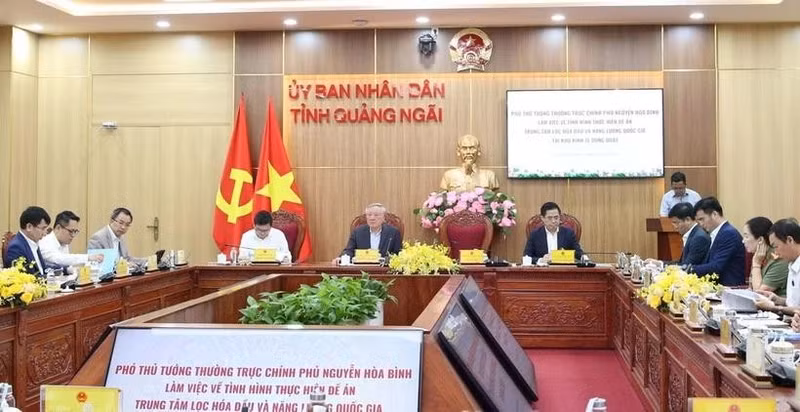 El viceprimer ministro Nguyen Hoa Binh trabaja ​​con los líderes de la provincia de Quang Ngai, el Ministerio de Industria y Comercio y los organismos pertinentes en la implementación del Proyecto del Centro Nacional de Refinación Petrolera y Energía en la Zona Económica de Dung Quat. (Fuente: Periódico del Gobierno)