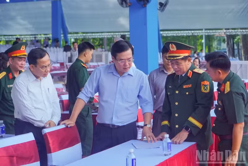 Desde primeras horas de la mañana, dirigentes del Comité del Partido, del Consejo Popular y del Comité Popular de Ciudad Ho Chi Minh, junto a representantes de departamentos, organismos y fuerzas encargadas de la organización, acuden a supervisar los preparativos.